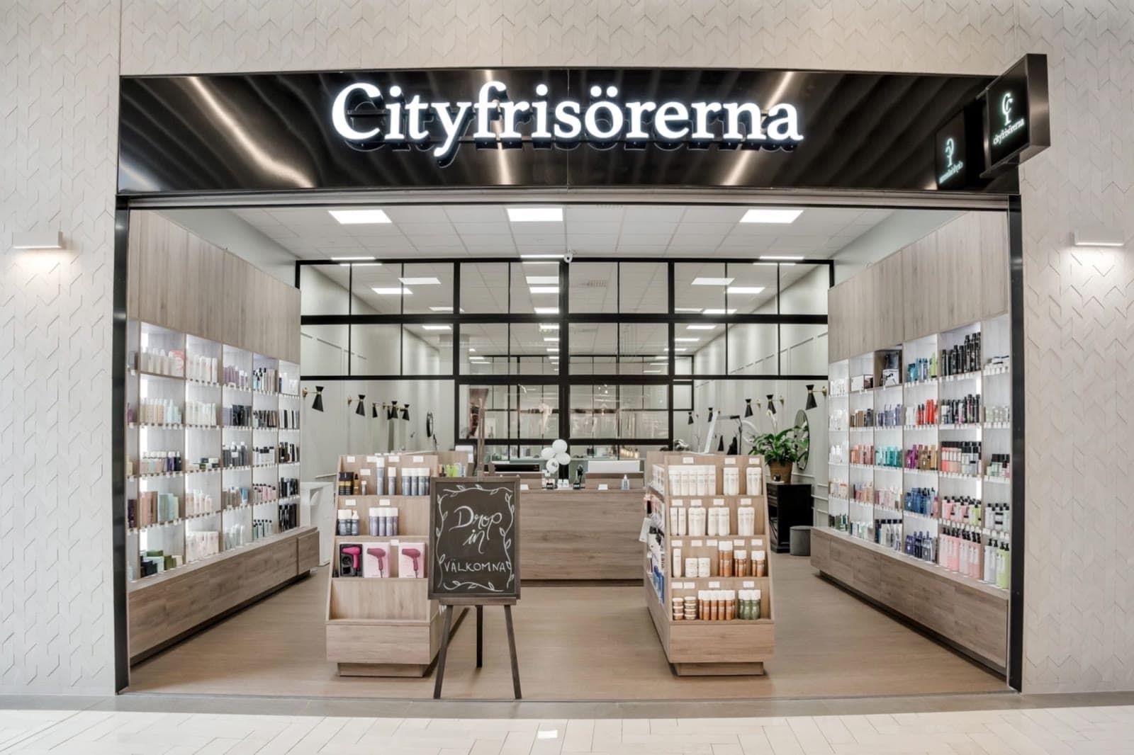 Cityfrisörernas salong i Valbo köpcentrum, sedd från gången